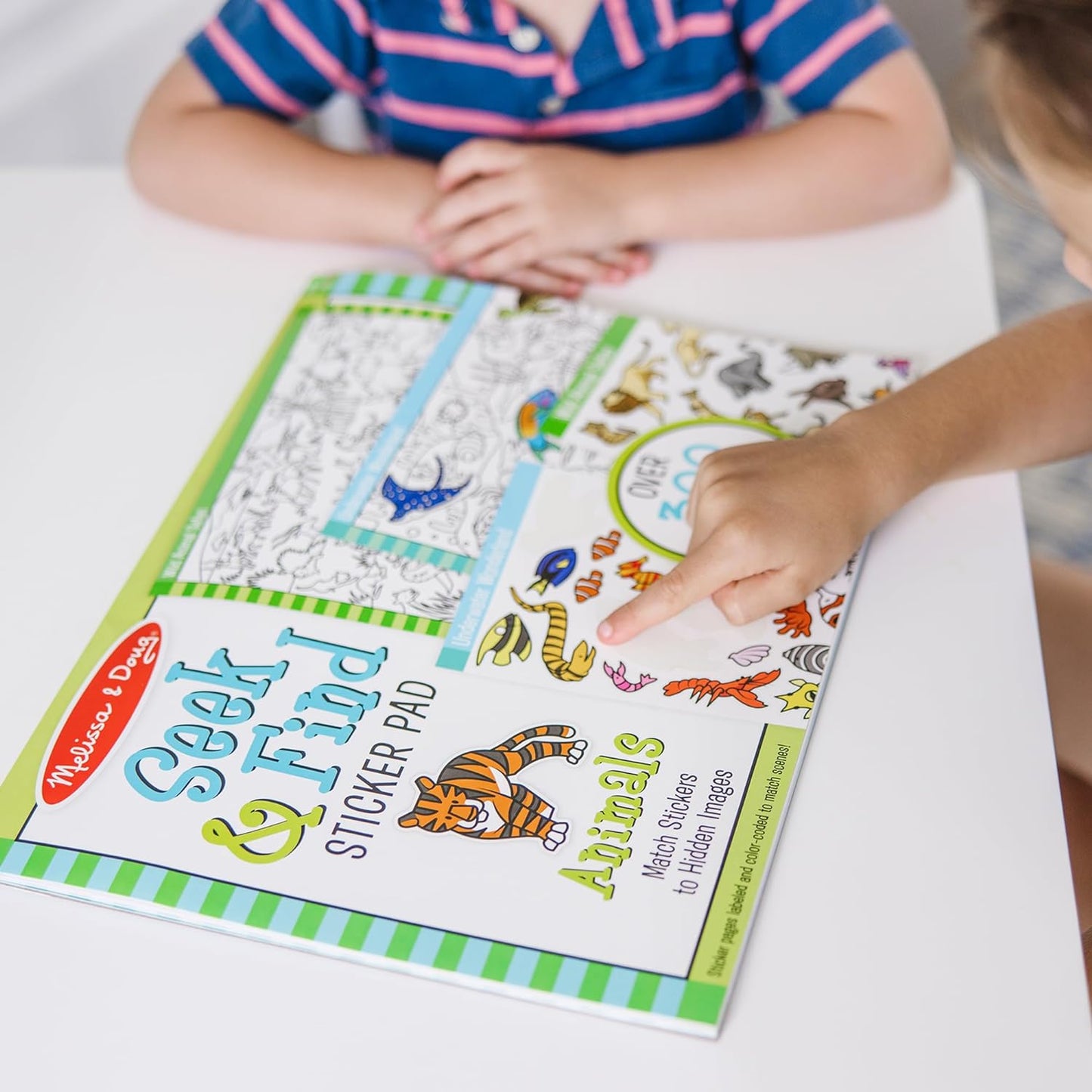 Melissa & Doug „Seek & Find“ lipdukų veiklų knyga